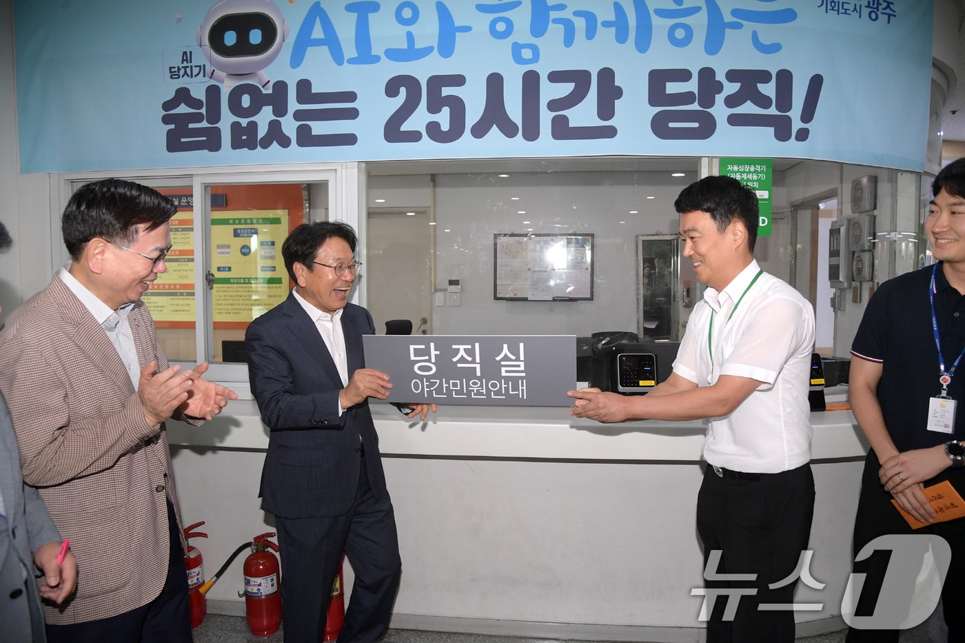 강기정 광주시장이 지난해 8월 1일 오전 시청 1층 당직실에서 &#39;당직 송별행사&#39;에 참석해 마지막 당직 근무자들에게 당직수당이 담긴 월급봉투를 전달하고 있다.&#40;광주광역시 제공&#41; 2024.8.1/뉴스1 ⓒ News1 이수민 기자