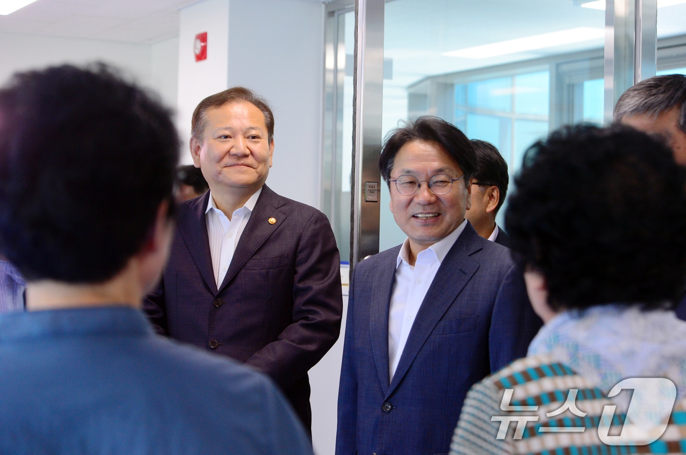 이상민 행정안전부 장관&#40;왼쪽&#41;과 강기정 광주시장이 1일 오전 광주 서구 화정동 국립국가폭력트라우마치유센터를 찾아 프로그램 참여자들을 격려하고 있다. 2024.8.1/뉴스1 ⓒ News1 이승현 기자