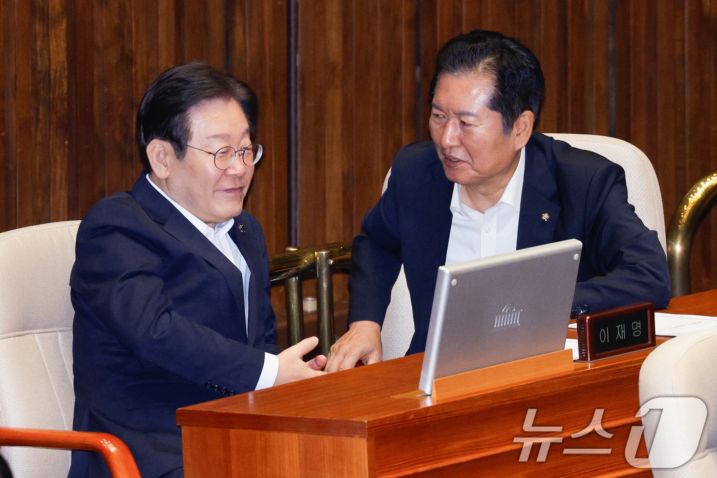 이재명 더불어민주당 의원(왼쪽)과 정청래 의원이 12024년 8월 일 오후 서울 여의도 국회에서 열린 제416회국회(임시회) 제2차 본회의에서 대화하고 있다. 2024.8.1/뉴스1 ⓒ News1 안은나 기자