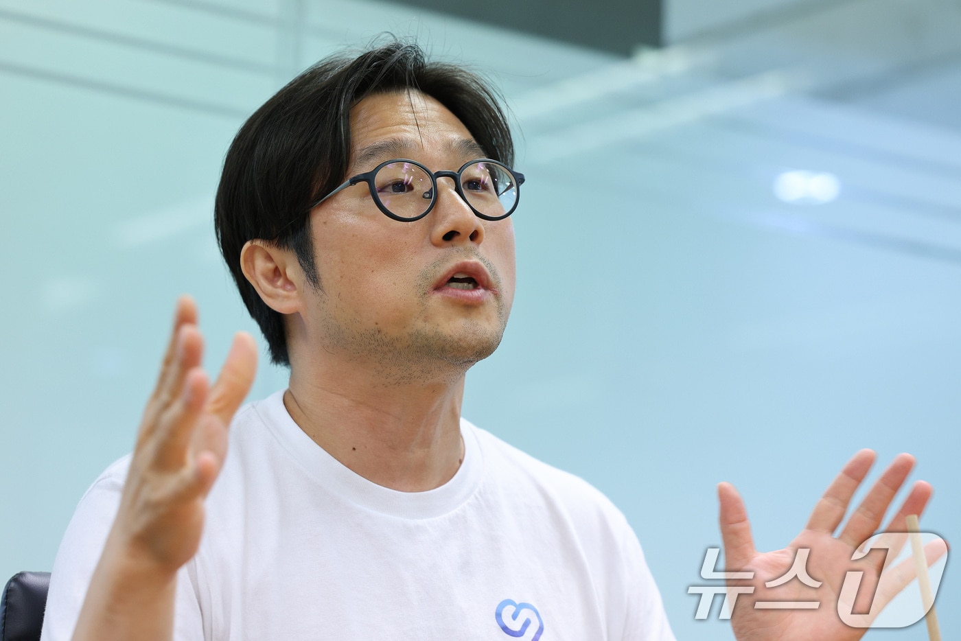 공경록 아시아2G캐피탈 대표파트너가 1일 서울 종로구 뉴스1에서 인터뷰를 하고 있다. 이날 공 대표는 아시아2G캐피탈이 투자한 스타트업 '스마트마인드'의 로고가 그려진 티셔츠를 입고 왔다. 2024.8.1/뉴스1 ⓒ News1 신웅수 기자