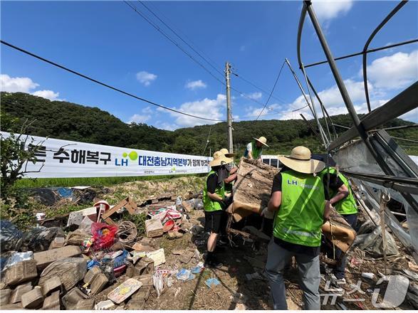 LH 대전충남본부 임직원들이 수해복구 봉사활동을 벌이고 있다.&#40;LH 대전충남본부 제공&#41;/ 뉴스1 ⓒ News1 