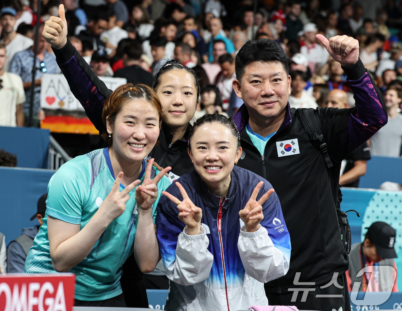 대한민국 탁구 대표팀 전지희, 신유빈, 이은혜, 오광헌 감독이 10일(한국시간) 프랑스 파리 사우스 파리 아레나4에서 열린 '2024 파리올림픽' 탁구 여자 단체 동메달 결정전에서 승리한 후 포즈를 취하고 있다. 2024.8.10/뉴스1 ⓒ News1 이동해 기자