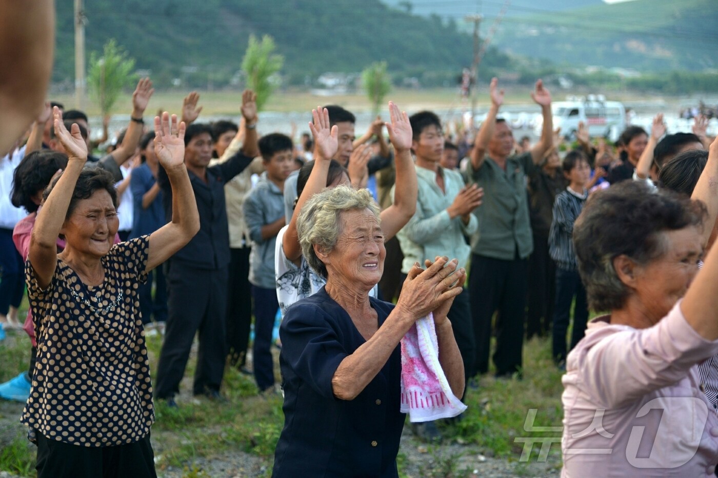 &#40;평양 노동신문=뉴스1&#41; = 북한 노동당 기관지 노동신문은 11일 &#34;당 중앙위원회에서 마련한 지원물자를 당 중앙위원회 정치국 위원들이 자강도 피해지역 주민들에게 전달했다＂라고 보도했다. [국내에서만 사용가능. 재배포 금지. DB 금지. For Use Only in the Republic of Korea. Redistribution Prohibited] rodongphoto@news1.kr