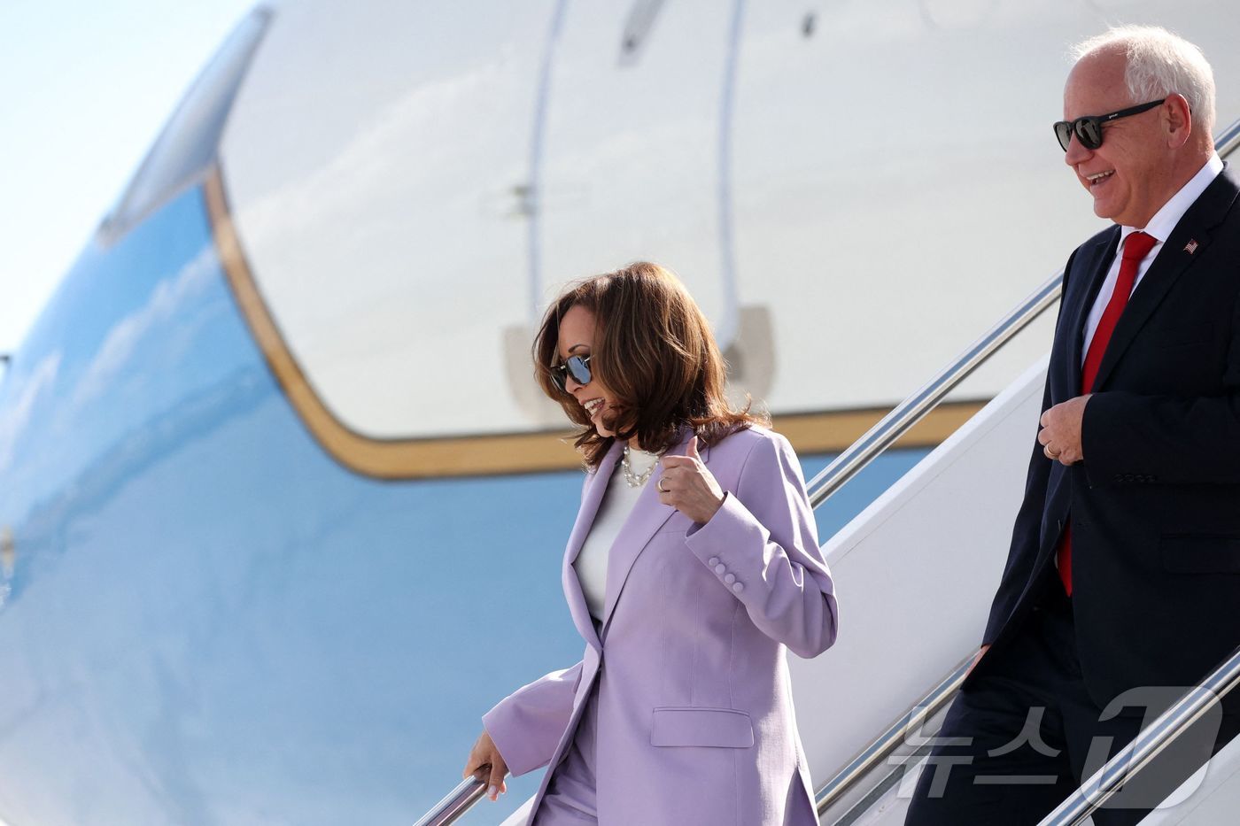 미국 민주당 대선 후보인 카멀라 해리스 부통령이 10일(현지시간) 네바다주 라스베이거스의 공항에 부통령 후보인 팀 월즈 미네소타 주지사와 도착해 전용기를 내리고 있다. 2024.08.11 ⓒ AFP=뉴스1 ⓒ News1 우동명 기자