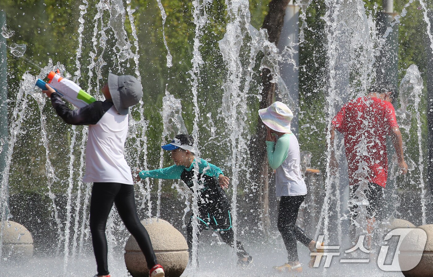 전국 대부분 지역에 폭염특보가 발효된 11일 오후 대구 동구 율하체육공원 바닥분수에서 어린이들이 물놀이로 찜통더위를 식히고 있다. 2024.8.11/뉴스1 ⓒ News1 공정식 기자