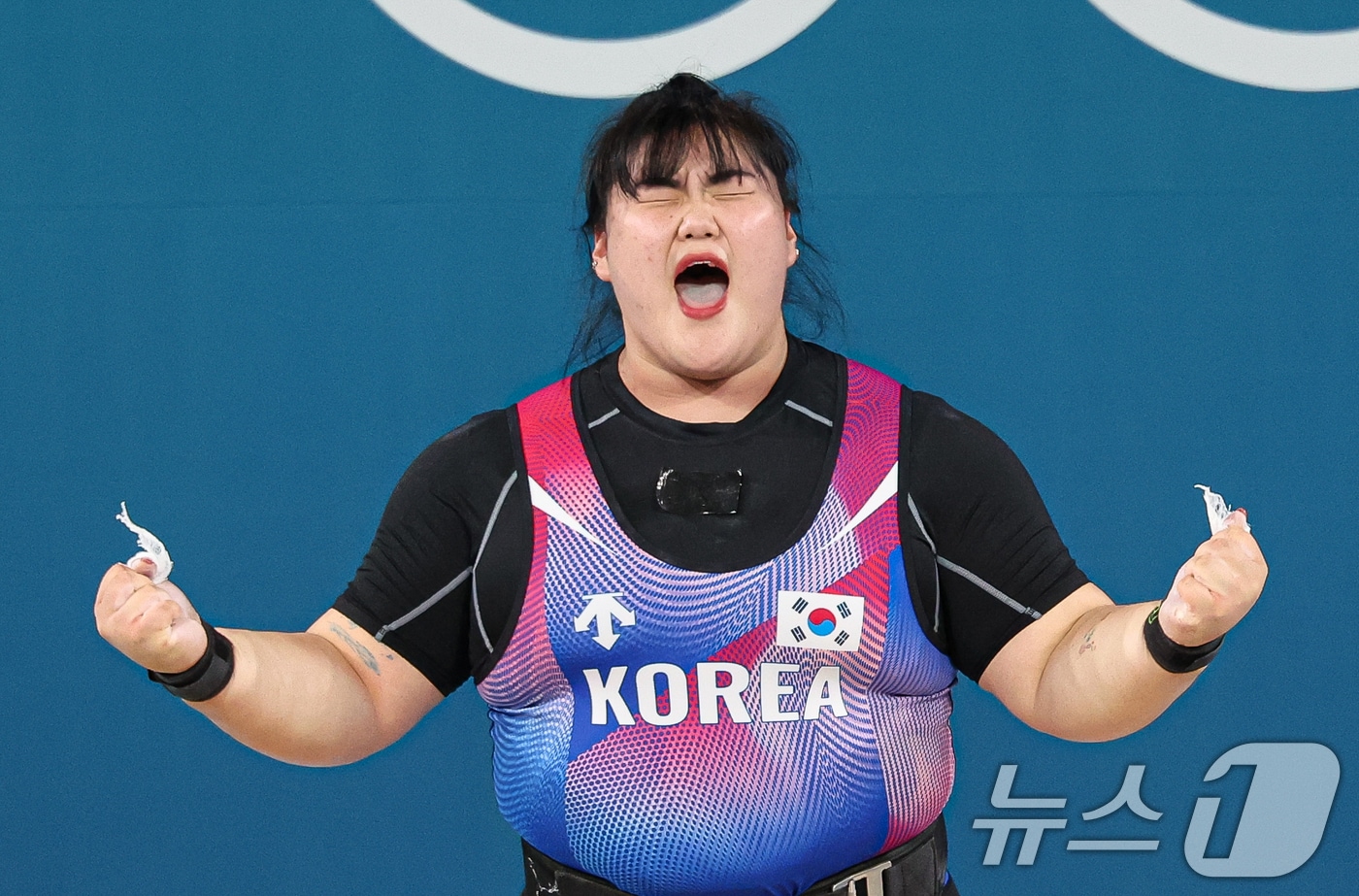 대한민국 역도 국가대표팀 박혜정 선수가 11일&#40;한국시간&#41; 프랑스 파리 사우스 파리 아레나6에서 진행된 2024 파리올림픽 역도 여자 81kg급 경기에서 용상 168kg 2차시기를 성공한 후 기뻐하고 있다. 2024.8.11/뉴스1 ⓒ News1 이동해 기자