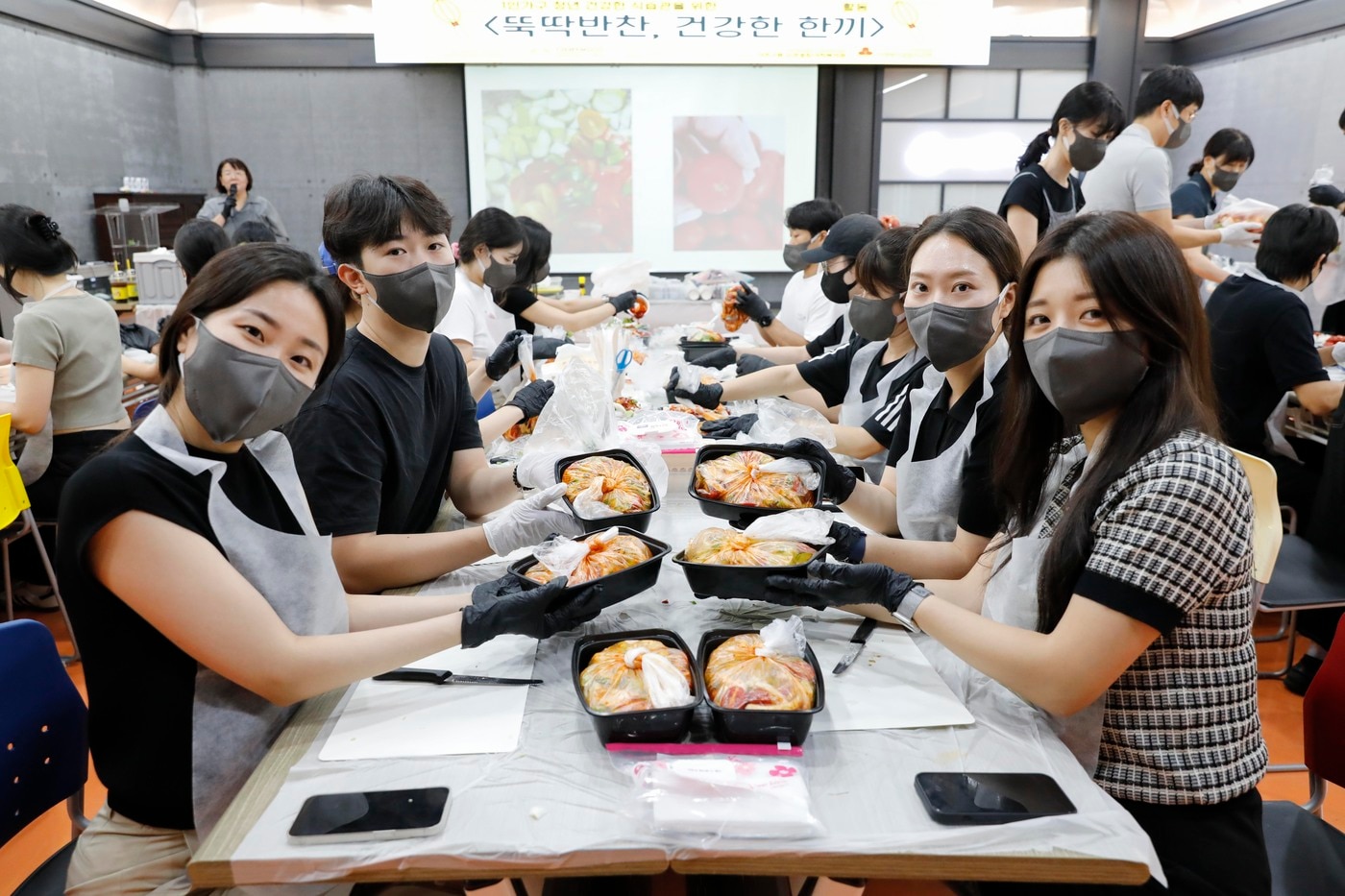 KCC글라스 임직원들이 서울시 서초구에 위치한 방배아트유스센터에서 기념활영을 하고 있다. /사진제공 = KCC글라스