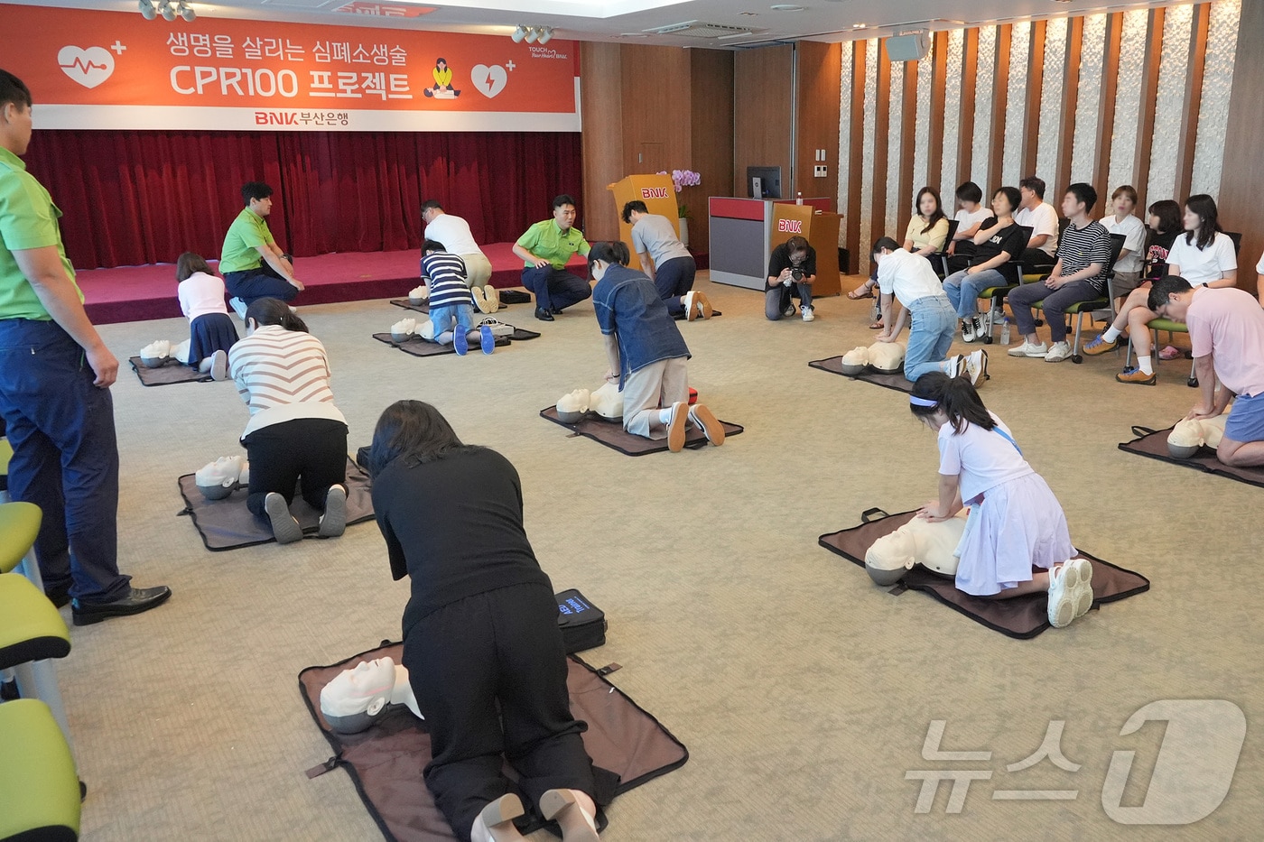 BNK부산은행은 10일 본점 스카이홀에서 대한심폐소생협회 CPR인증교육기관인 보안전문회사 에스원과 함께 임직원 및 가족 대상으로 심폐소생술 교육을 가졌다.&#40;BNK부산은행 제공&#41;