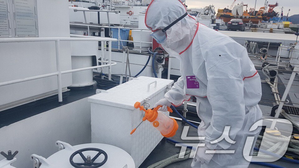 서해지방해양경찰청이 신종 코로나바이러스 감염증(코로나19) 재확산 방지를 위한 방역을 진행 중이다. (서해해경 제공/자료사진) 2024.8.12/뉴스1 ⓒ News1 이수민 기자