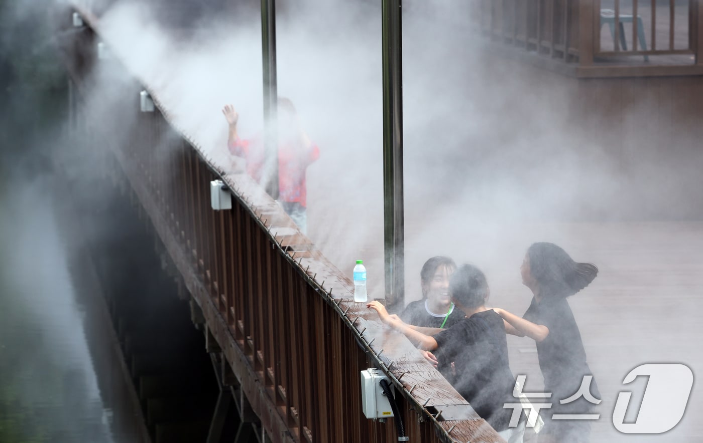 폭염경보가 발효된 12일 광주 남구 노대동 물빛근린공원 쿨링포그 밑에서 아이들이 더위를 식히고 있다. 2024.8.12/뉴스1 ⓒ News1 김태성 기자