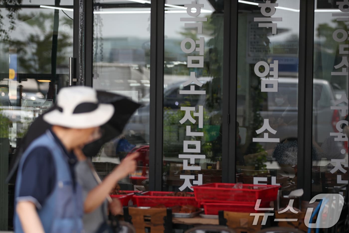 말복을 하루 앞둔 13일 경기 성남 모란시장 모란흑염소 특화거리에 흑염소 메뉴가 보이고 있다. 2024.8.13 ⓒ 뉴스1 이승배 기자