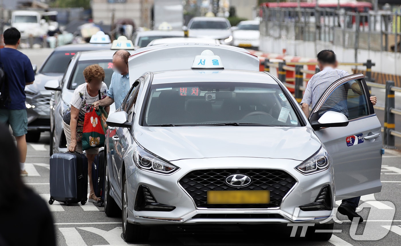 '타다금지법' 후 맥 끊긴 플랫폼 운송사업…허가기준 낮춰 키운다 - 뉴스 썸네일 이미지