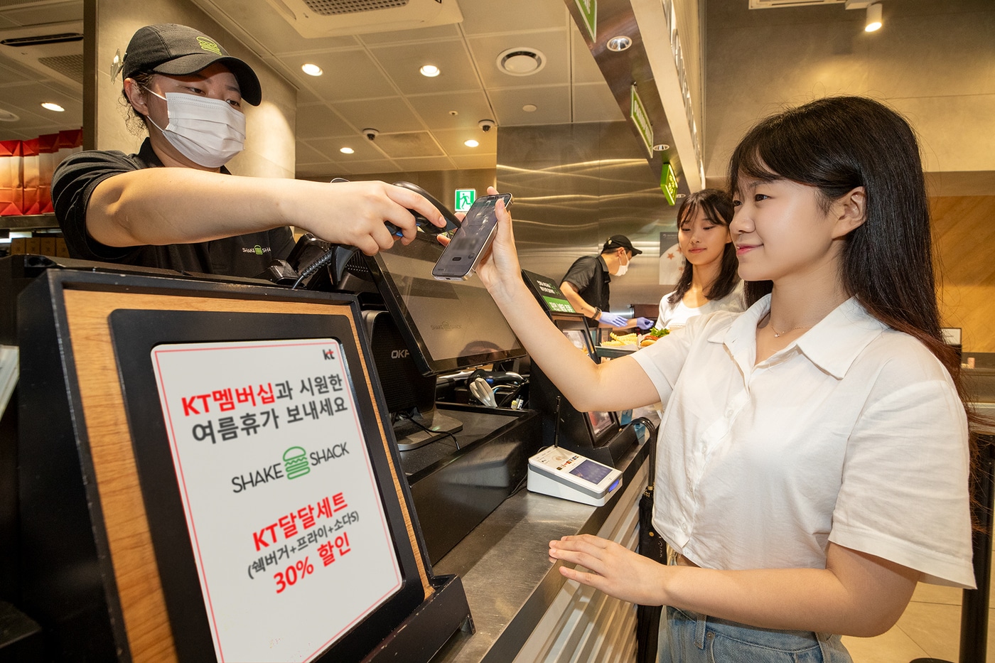 서울 종각에 위치한 한 쉐이크쉑&#40;Shake Shack&#41; 매장에서 고객들이 KT 멤버십 달.달.혜택을 사용해 할인된 가격으로 세트메뉴를 구매하고 있다.&#40;KT 제공&#41;