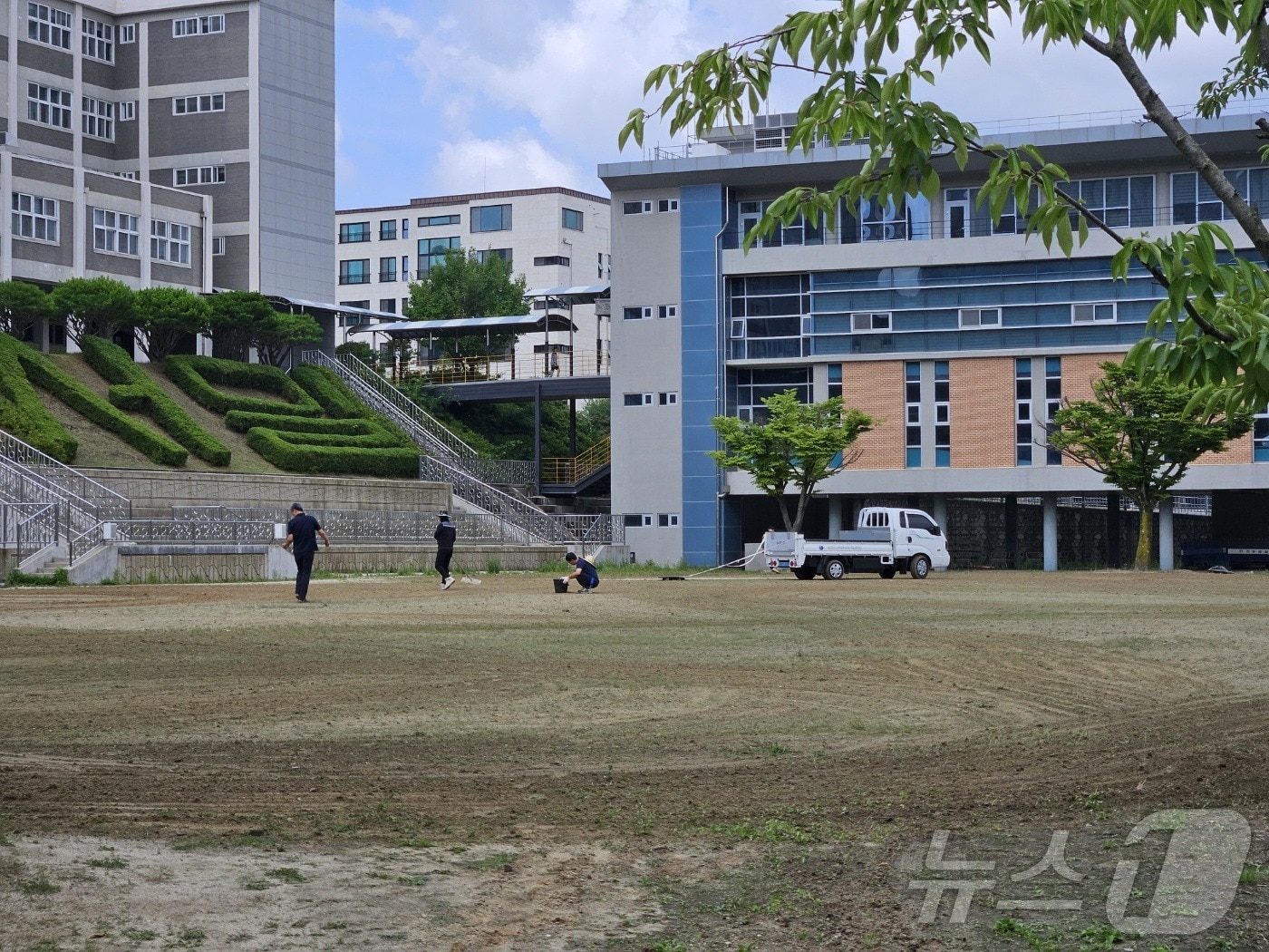 대전동·서부교육지원청이 학교 운동장 평탄화와 배수로 정비를 하고 있다. &#40;대전교육청 제공&#41;/뉴스1