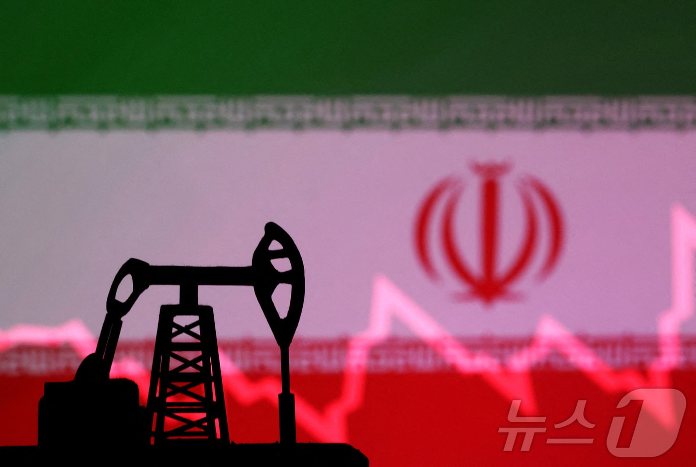 이란의 국기와 원유 시설 모형. ⓒ 로이터=뉴스1