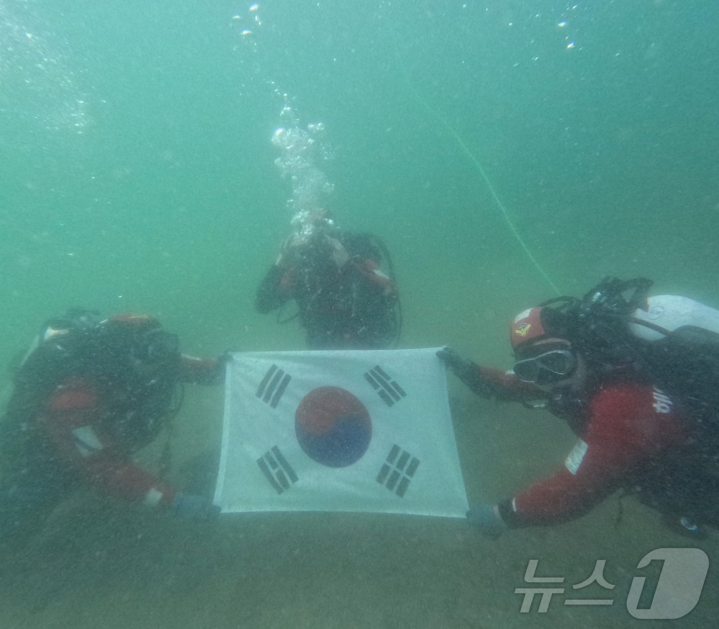 전북자치도 부안해경이 제79주년 광복절을 맞아 부안군 사당도 인근 수중에서 태극기를 펼쳐들고 독립의 의미를 되새기고 있다.(해경 제공)2024.8.14/뉴스1
