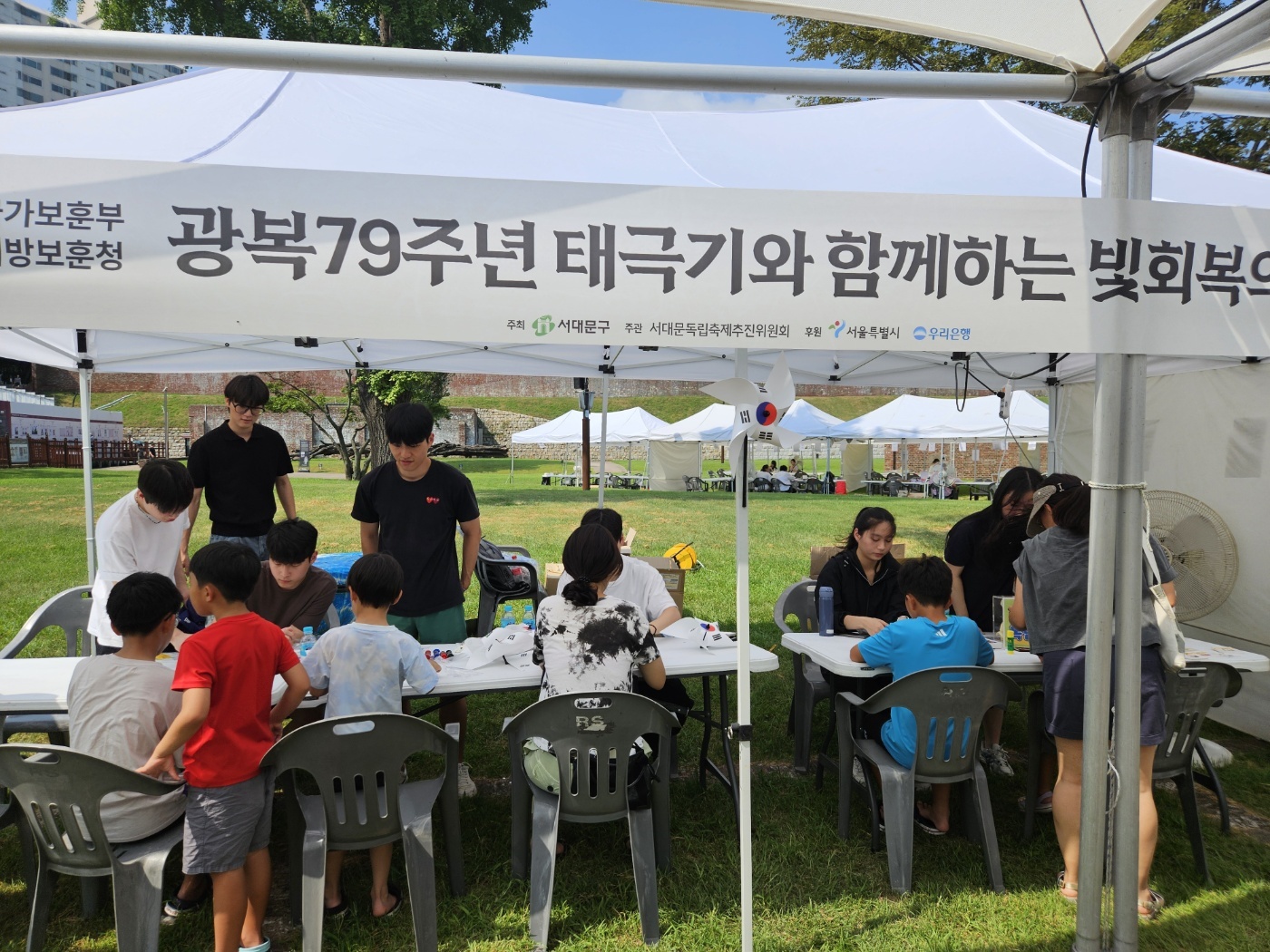 서울지방보훈청이 운영하는 체험부스에서 참가자들이 태극기를 만들고 있다.&#40;서울지방보훈청 제공&#41;