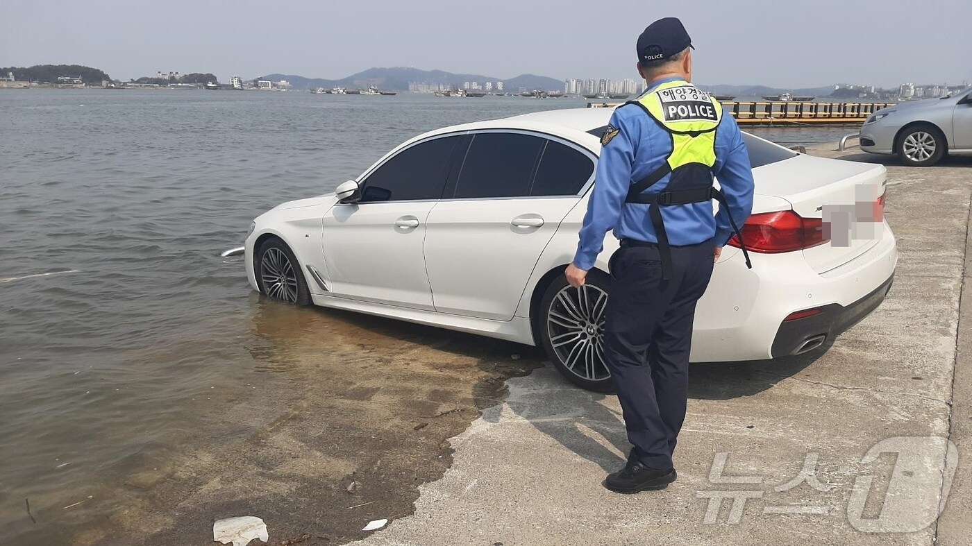 군산해경이 20~23일 대조기 연안사고 위험 '주의보' 발령하고 차량 침수 등의 피해가 발생하지 않도록 주의를 당부했다.(군산해경 제공) 2024.8.14/뉴스1