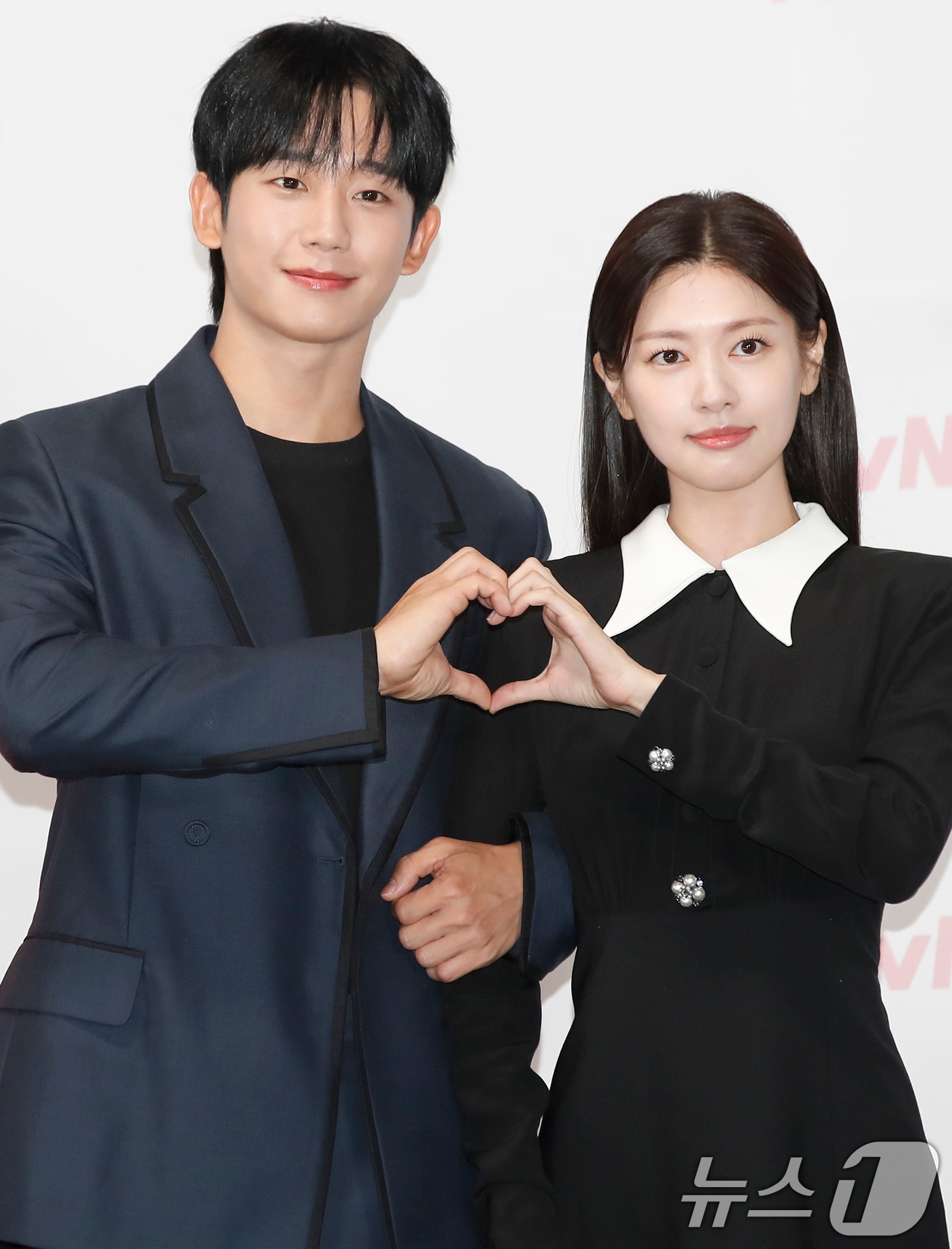 배우 정해인과 정소민(오른쪽)이 14일 서울 구로구 라마다서울신도림호텔에서 열린 tvN 새 토일드라마 '엄마친구아들' 제작발표회에서 포즈를 취하고 있다. '엄마친구아들'은 오류 난 인생을 재부팅 하려는 여자와 그의 살아있는 흑역사인 '엄마친구아들'이 벌이는 파란만장 동네 한 바퀴 로맨스다. 2024.8.14/뉴스1 ⓒ News1 권현진 기자