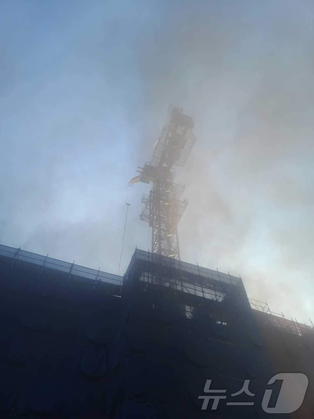 강원 양양 강현면 주청리 생활형숙박시설 신축공사 화재 현장.(강원도소방본부 제공)