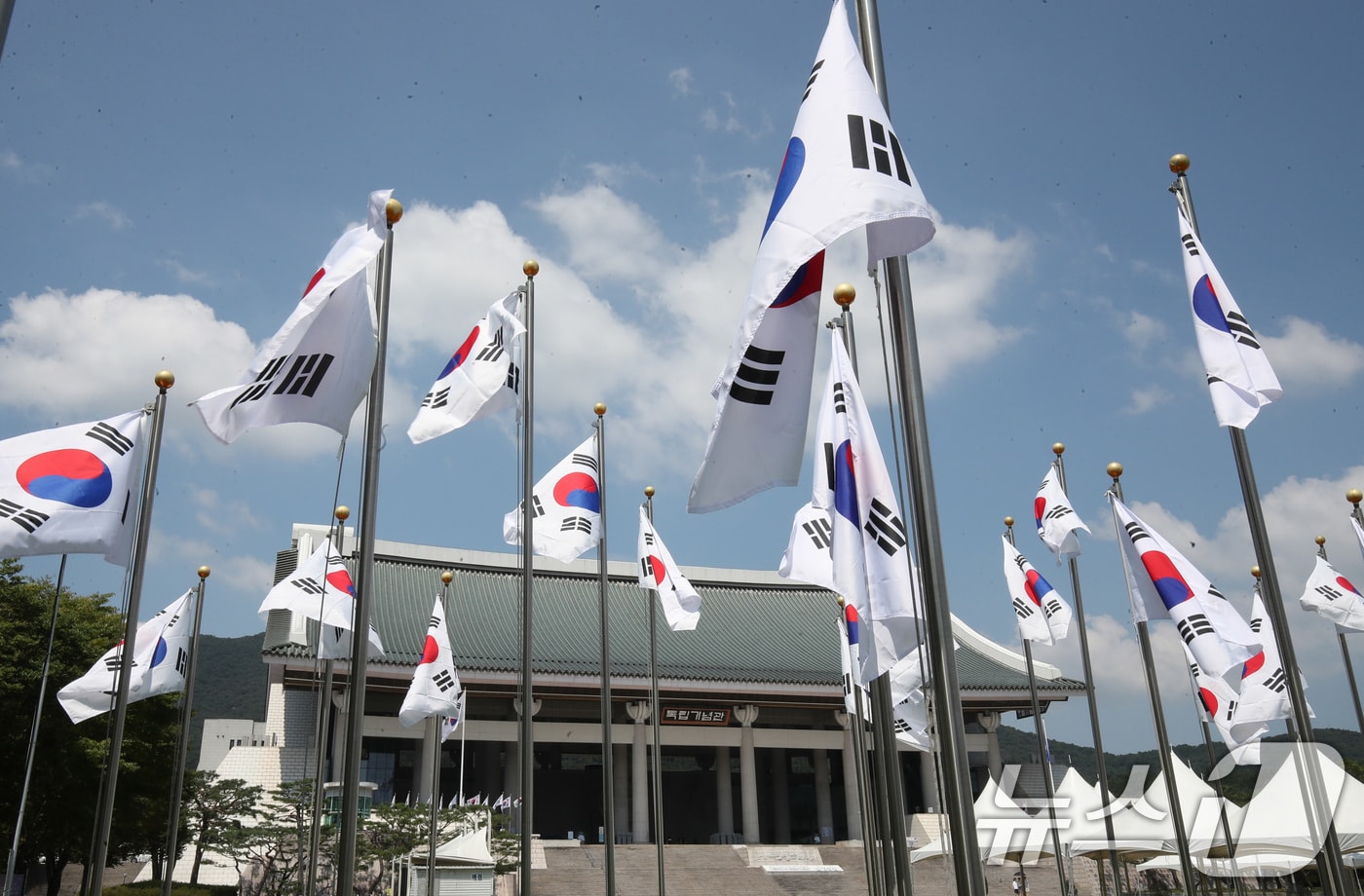 광복절을 하루 앞둔 14일 충남 천안 독립기념관 앞에 태극기가 휘날리고 있다. 2024.8.14/뉴스1 ⓒ News1 DB