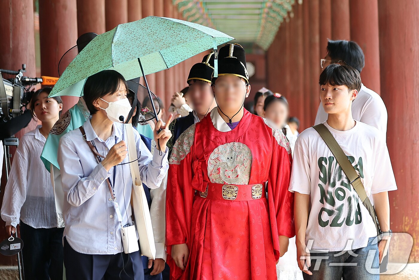 14일 오후 서울 종로구 경복궁에서 여성가족부 주최로 열린 '한·베 다문화가족 청소년 초청캠프'에 참석한 청소년들이 궁궐을 관람하고 있다. 2024.8.14/뉴스1 ⓒ News1 김진환 기자
