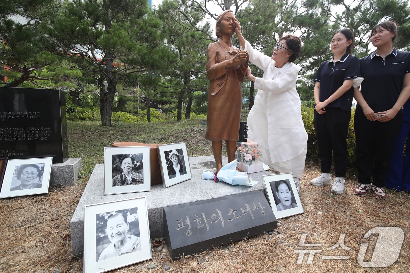 대구와 경북 10개 등 전국에 설치된 &#39;평화의 소녀상&#39;이 154개인 것으로 집계됐다. 일본군 &#39;위안부&#39; 피해자 이용수 할머니가 8월14일 오후 &#39;세계 일본군 위안부 기림일&#39;을 맞아 대구여자상업고등학교에 마련된 평화의 소녀상을 어루만지고 있다. 2024.8.14/뉴스1 ⓒ News1 공정식 기자