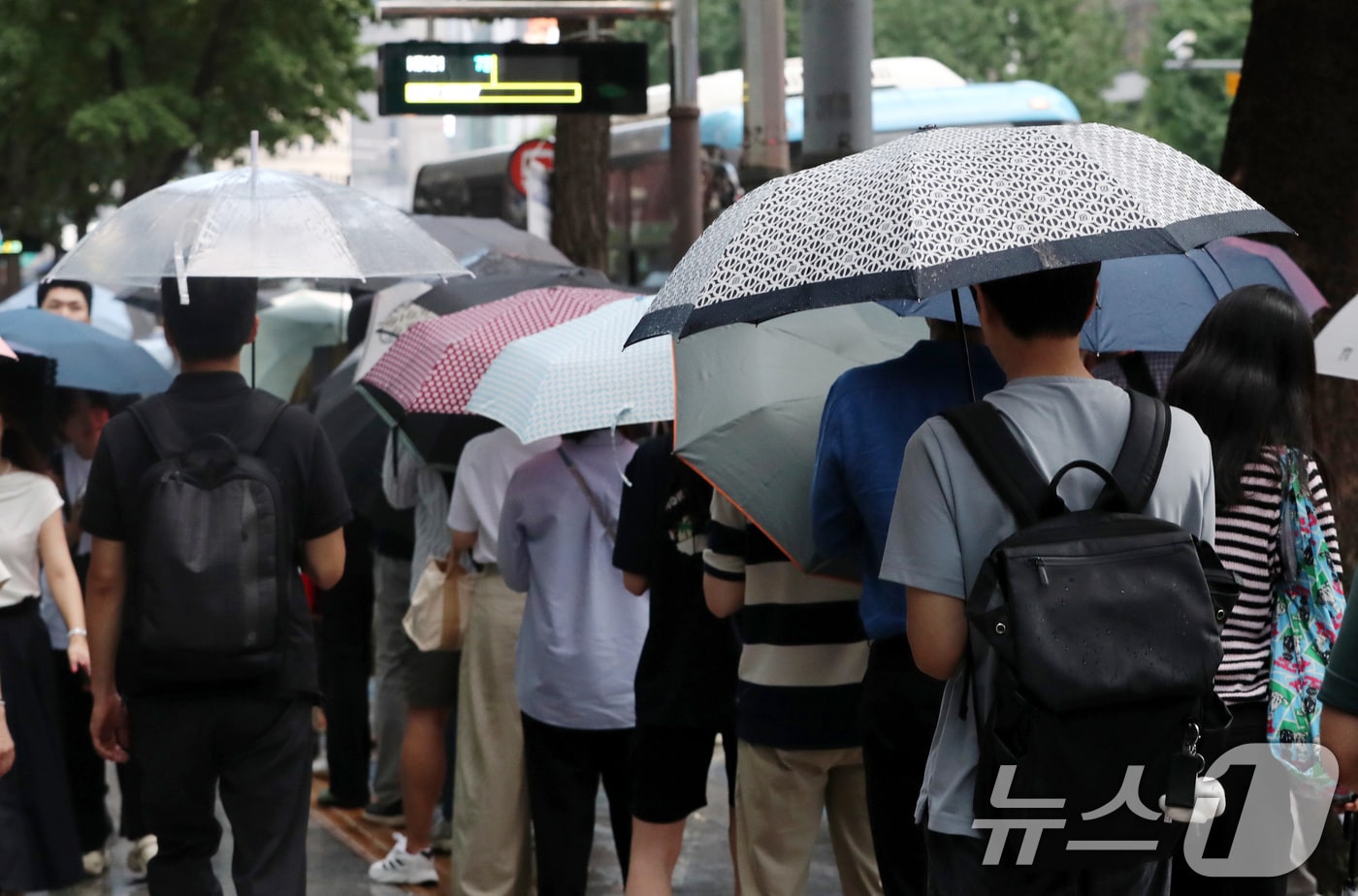 우산을 쓴 퇴근길 시민들이 버스를 기다리고 있다. &#40;사진은 기사 내용과 무관함&#41; / 뉴스1 ⓒ News1