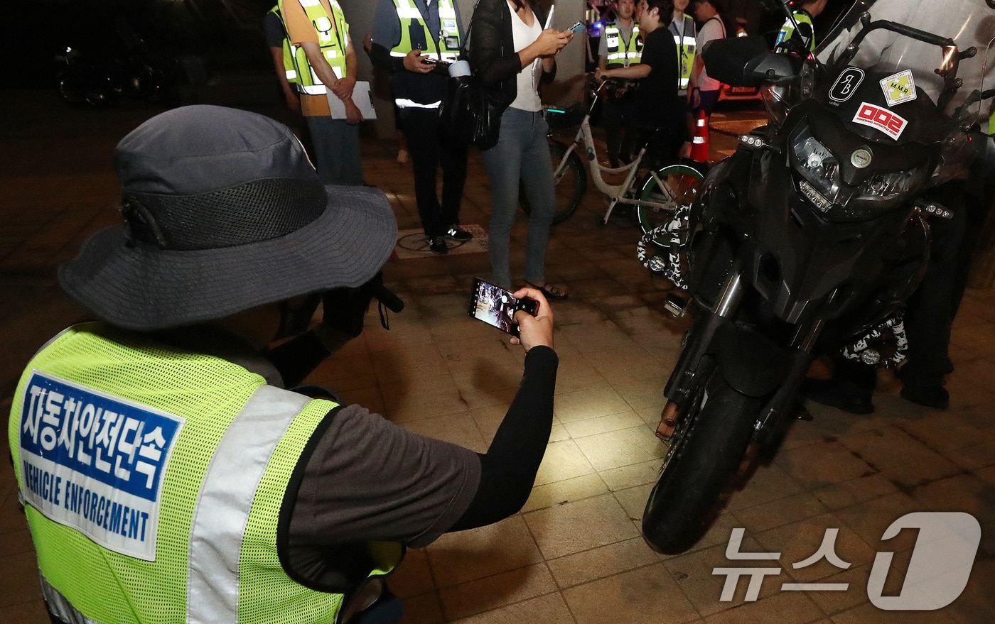광복절을 하루 앞둔 14일 오후 서울 잠수교 북단에서 실시된 서울경찰청 8.15 광복절 대비 폭주족 특별단속에 한 오토바이 운전자가 불법튜닝 단속에 걸리고 있다. 2024.8.14/뉴스1 ⓒ News1 박세연 기자