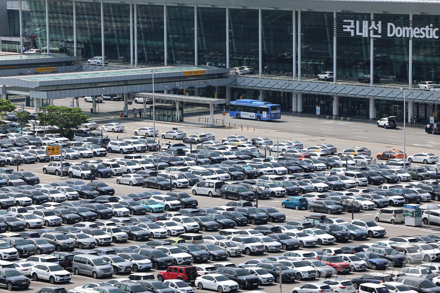 지난달 서울 강서구 김포공항 국내선청사 주차장이 차량들로 가득 찬 모습. ⓒ News1 김도우 기자