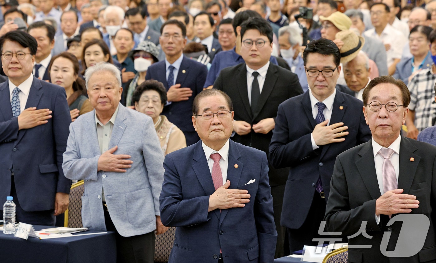 제79주년 광복절인 15일 오전 서울 용산구 백범김구기념관에서 광복회가 주최한 8.15 광복절 기념식에서 이종찬 광복회장 등 참석자들이 국민의례를 하고 있다. 2024.8.15/뉴스1 ⓒ News1 장수영 기자