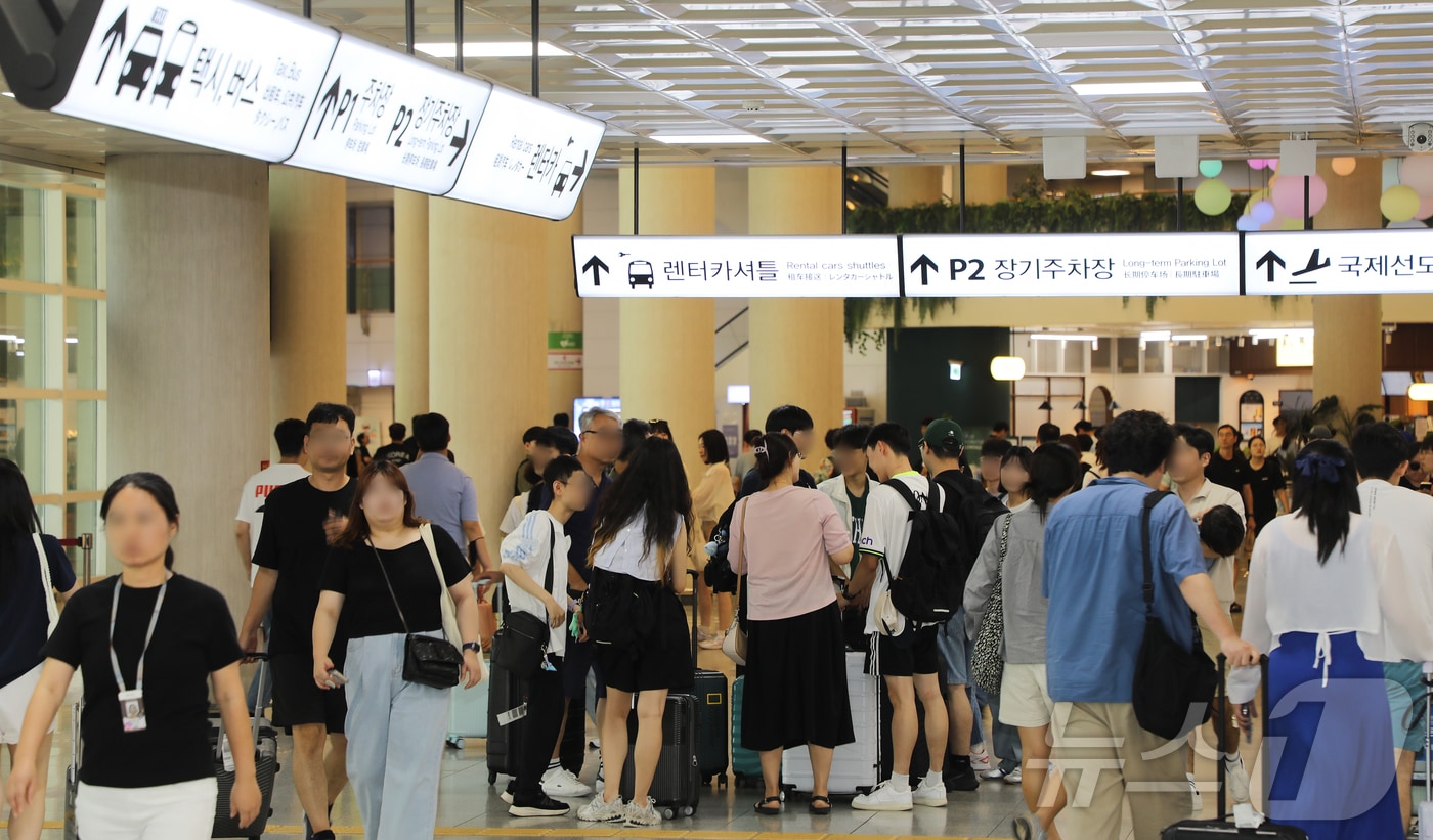 관광객으로 북적이는 제주공항(자료사진)/뉴스1