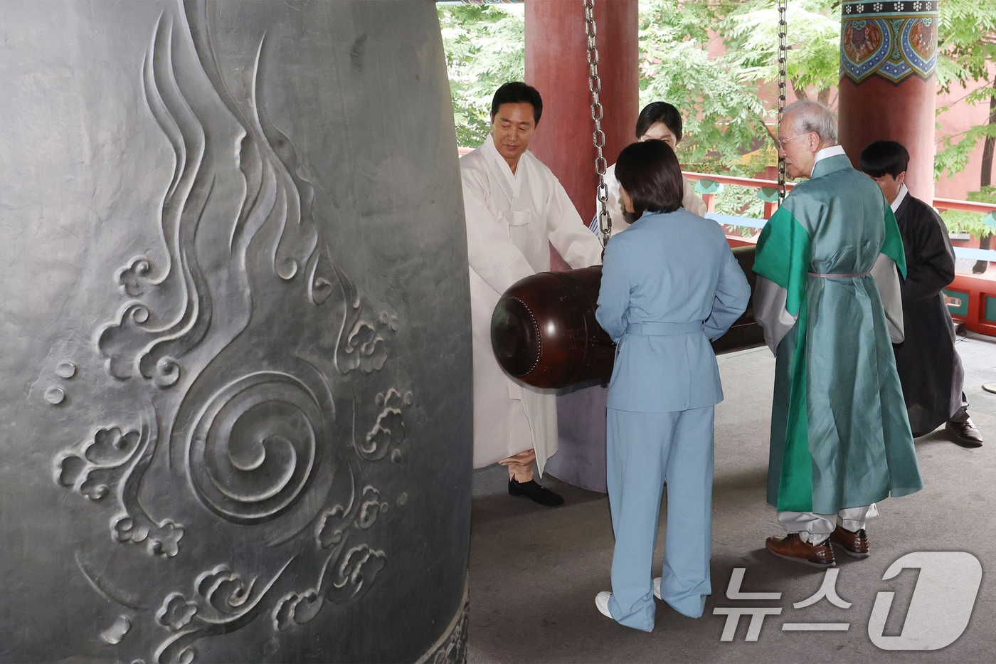 오세훈 서울시장과 독립운동가 고(故) 허석 의사의 5대손이자 파리올림픽 유도 은메달리스트 허미미를 비롯한 독립운동가 후손들이 15일 오전 서울 종로구 보신각에서 열린 '제79주년 광복절 기념 타종식'에서 타종을 하고 있다.(공동취재) 2024.8.15/뉴스1 ⓒ News1 민경석 기자