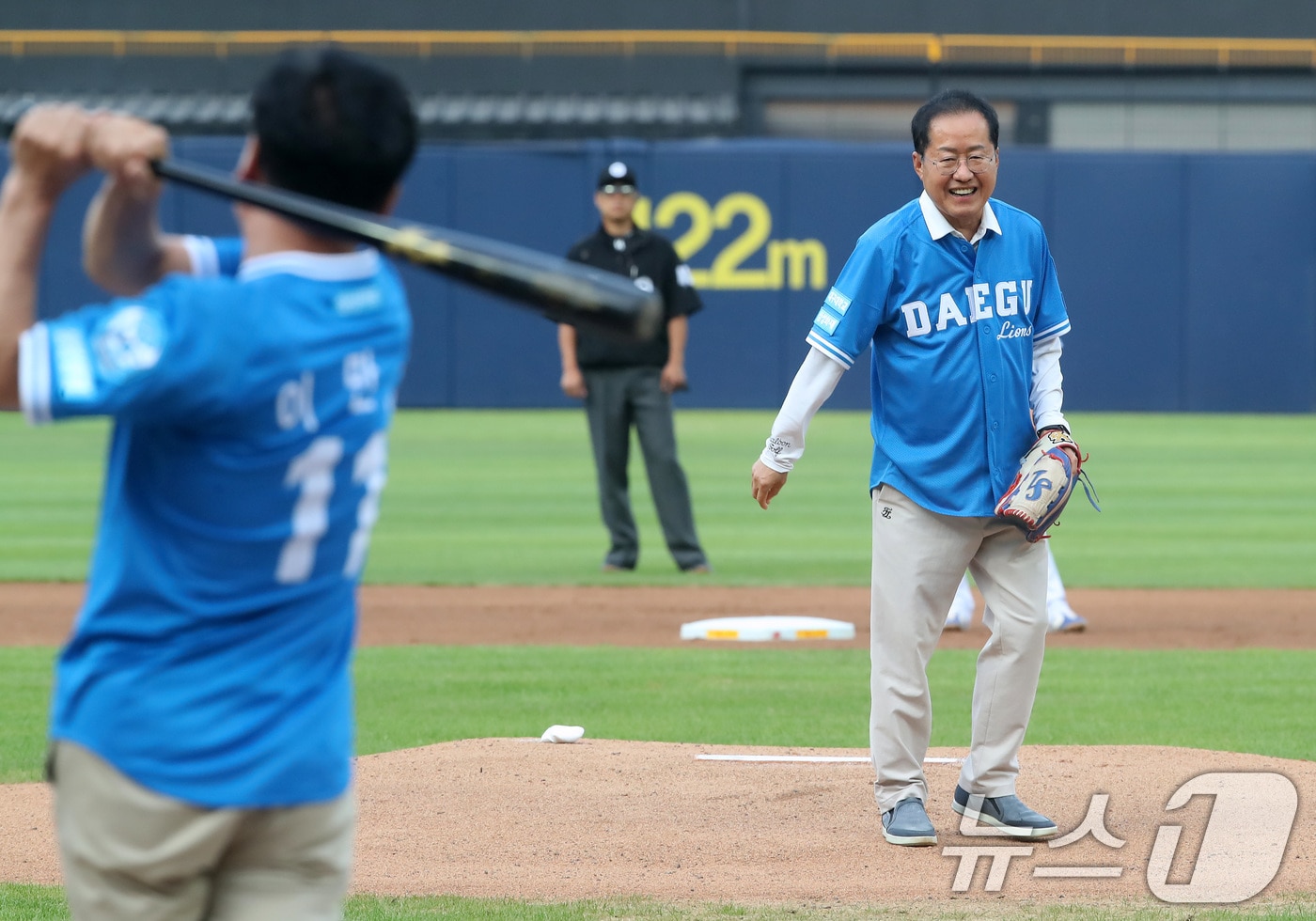 2024년 8월 15일 홍준표 대구시장이 대구 삼성라이온즈파크에서 열린 프로야구 kt 위즈와 삼성 라이온즈 경기에 앞서 시구를 한 뒤 웃음을 짓고 있다. 2024.8.15 ⓒ 뉴스1 공정식 기자
