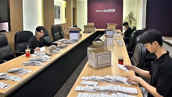 SRT 승차권 처리내역 점검 모습.(SR 제공)