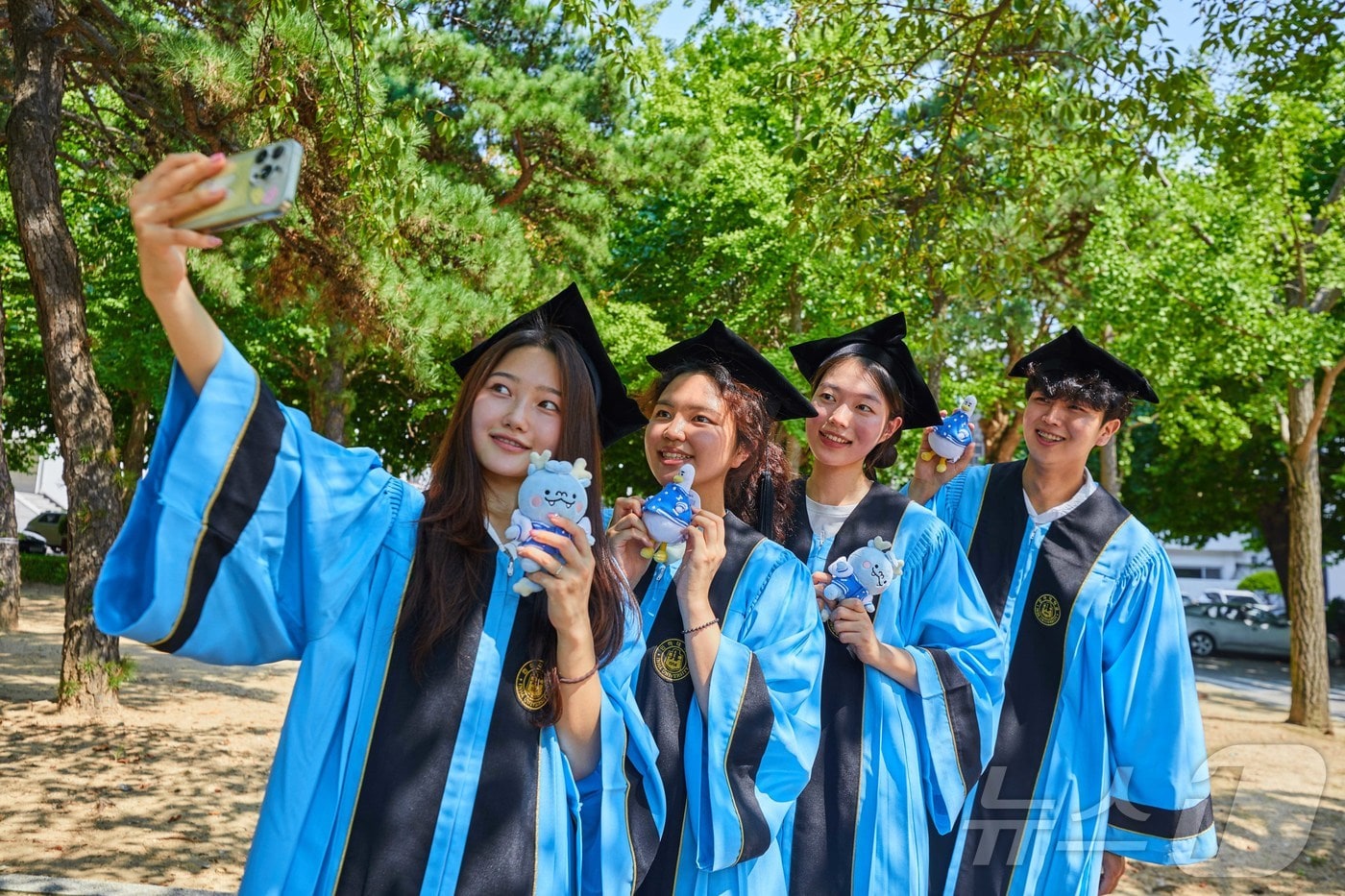 16일 열린 2024년 8월 학위수여식에서 인하대학교 학생들이 졸업을 축하하고 있다.(인하대 제공)2024.8.16/뉴스1