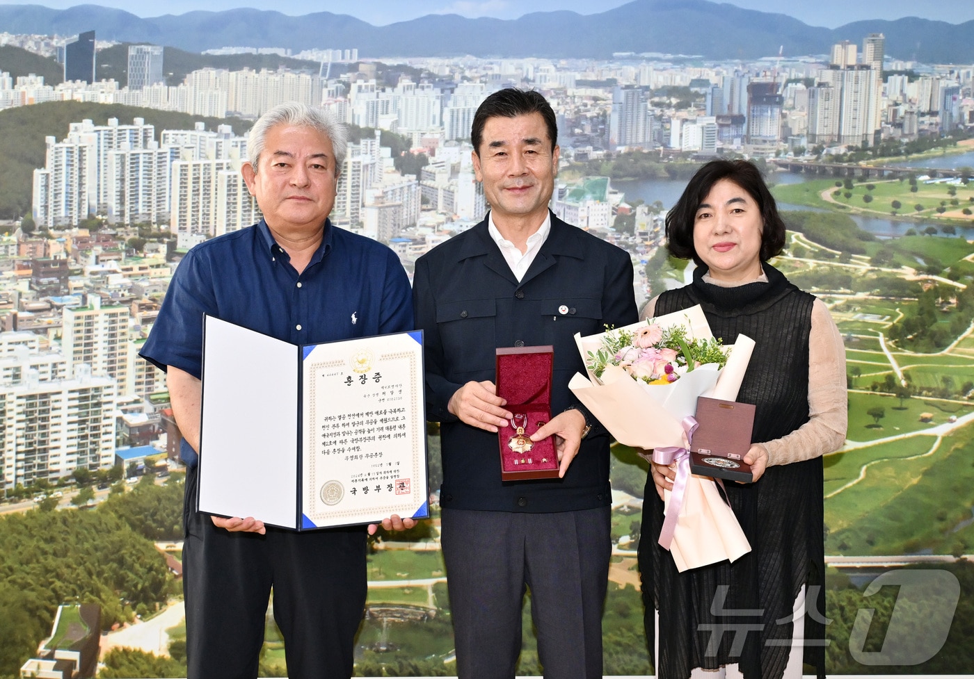 울산 중구가 6.25 참전유공자 유족에게 화랑무공훈장을 전달했다.&#40;울산중구청제공&#41;