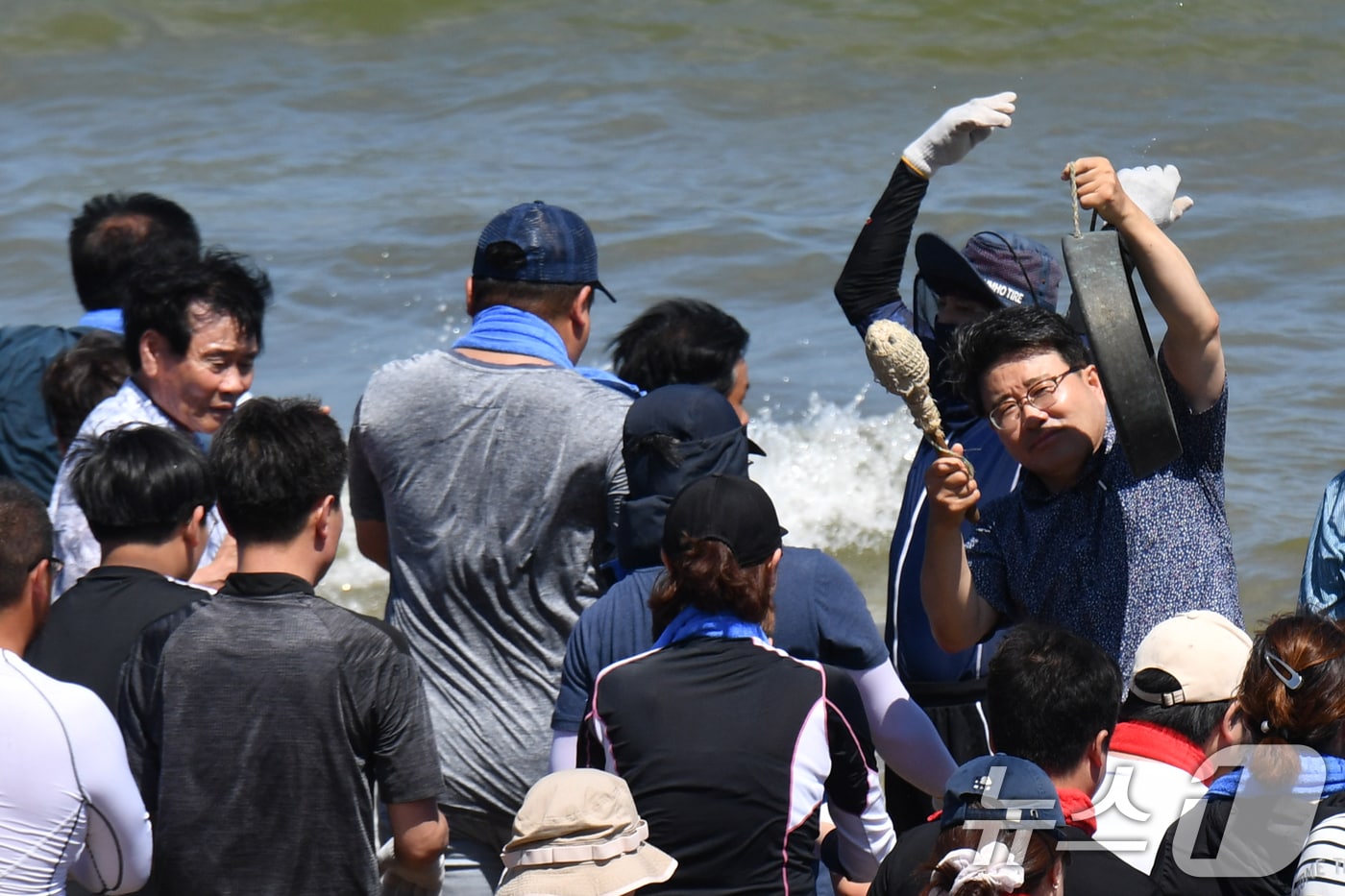 17일 경북 포항시 북구 영일대해수욕장에서 열린 '황금물고기를 잡아라'에 행사에서 출발을 알리는 징소리가 울려퍼지고 있다. 2024.8.17/뉴스1 ⓒ News1 최창호 기자