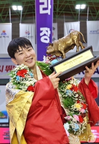 울주군청 해뜨미씨름단 소속 김무호 선수가 지난 17일 강원특별자치도 삼척시 삼척체육관에서 열린 ‘위더스제약 2024 민속씨름 삼척장사씨름대회’에서 한라장사에 등극했다고 18일 밝혔다.&#40;울주군청 제공&#41;