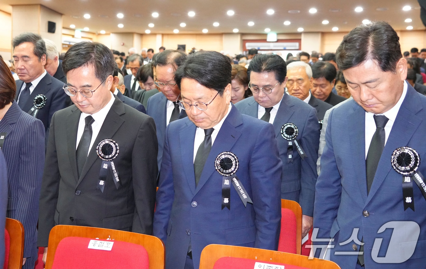 강기정 광주시장이 18일 오전 서울 동작구 국립서울현충원 현충관에서 열린 고 김대중 대통령 서거 15주기 추모식에 참석해 묵념을 하고 있다.&#40;광주시 제공&#41;2024.8.18/뉴스1 