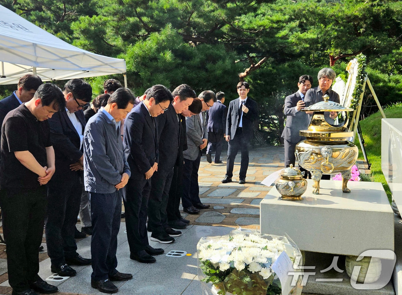 강기정 광주시장이 18일 오전 서울 동작구 국립서울현충원 현충관에서 열린 고 김대중 대통령 서거 15주기 추모식 참석에 앞서 묘역을 찾아 묵념을 하고 있다.&#40;광주시 제공&#41;2024.8.18/뉴스1