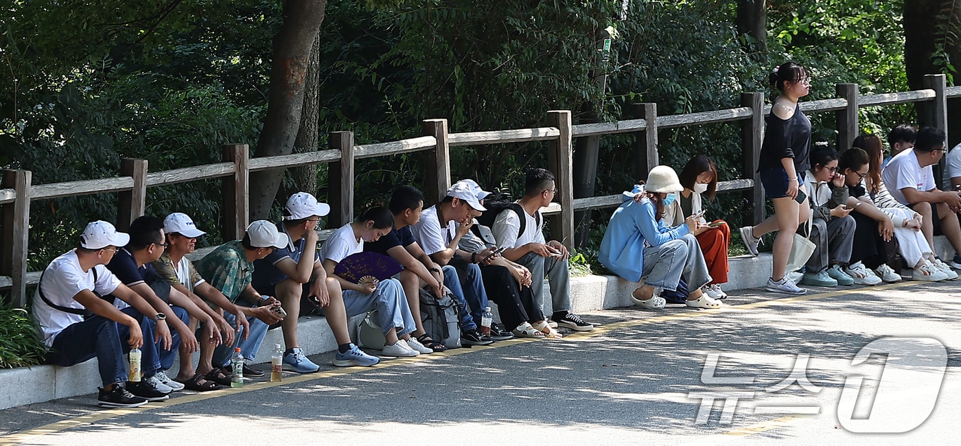 서울 중구 남산을 찾은 외국인 관광객들이 그늘에서 휴식을 취하고 있다. 2024.8.19/뉴스1 ⓒ News1 김진환 기자