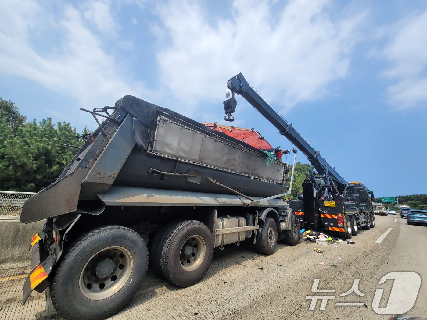 19일 오전 11시50분쯤 경북 포항시 북구 흥해읍 남송리 교차로 인근에서 대형 트럭이 작업 차량을 들이받아 일대 교통이 극심한 정체를 빚었다. 2024.8.19/뉴스1 ⓒ News1 최창호 기자