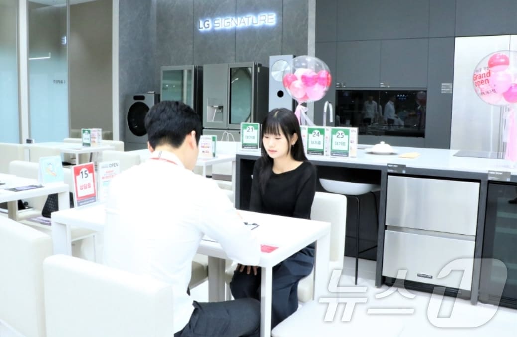 대구신세계백화점 7층 LG전자가 리뉴얼 오픈했다. 사진은 LG전자 매장을 찾은 고객이 상담하는 모습.(대구신세계백화점 제공)