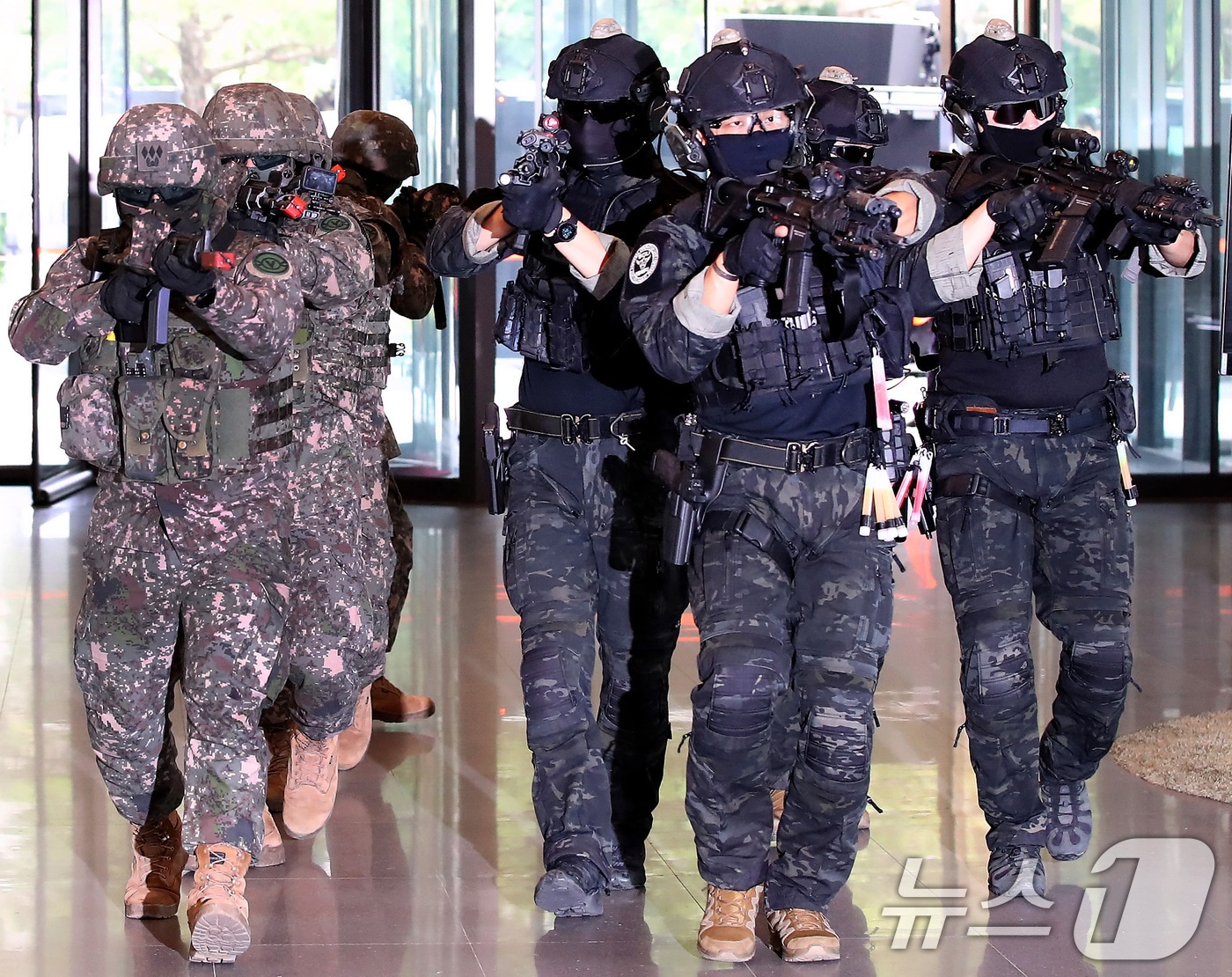 지난해 8월 대구 수성구 iM뱅크 본점에서 테러 상황을 가정해 열린 '2024 을지 자유의 방패(UFS)' 연습에서  50사단 장병들이 테러범을 소탕하기 위해 출동하는 모습. 2024.8.19/뉴스1 ⓒ News1 공정식 기자