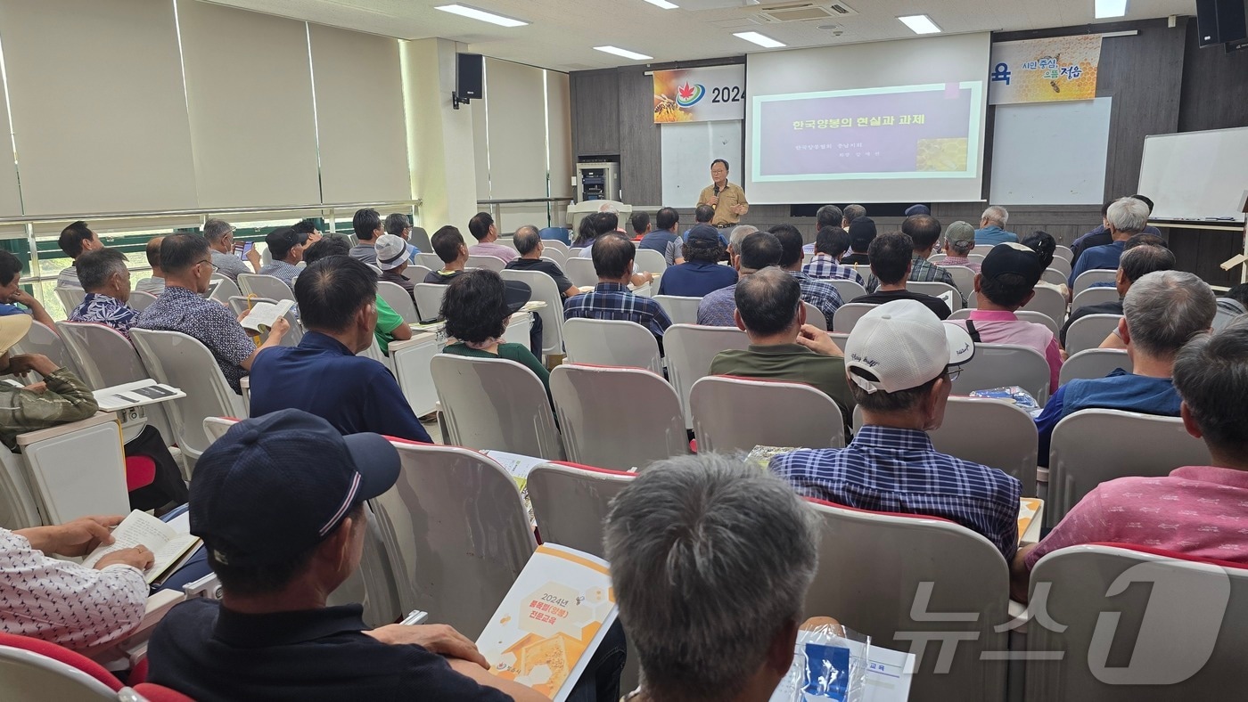 정읍시농업기술센터는 19일 양봉농가 50여명을 대상으로 양봉산업의 발전 방향과 꿀벌농장 경영 노하우를 주제로 양봉 전문교육을 진행했다.&#40;농업기술센터 제공&#41;2024.8.19/뉴스1 