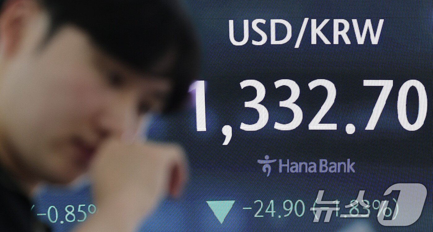 19일 서울 중구 하나은행 본점 딜링룸 전광판에 종가가 표시되고 있다. 이날 코스피 지수는 전 거래일 대비 22.87포인트(p)(0.85%) 하락한 2674.36, 코스닥 지수는 8.86p(1.13%) 내린 777.47, 달러·원 환율은 23.60원 내린 1334.0원으로 장을 마감했다. 2024.8.19/뉴스1 ⓒ News1 김성진 기자