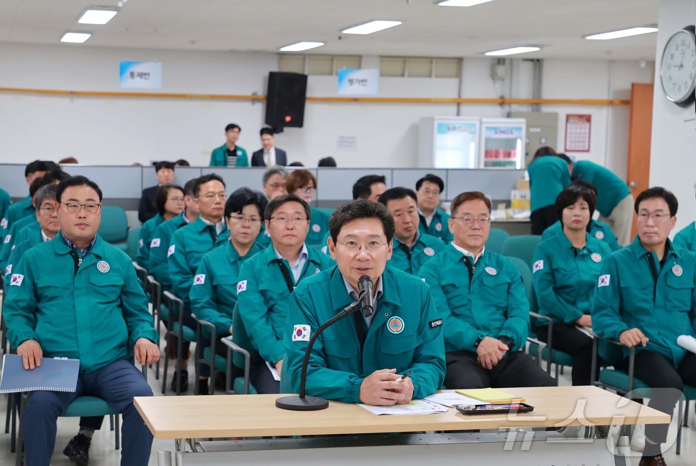 이상일 시장이 19일 시청 을지훈련장에서 상황보고를 받고 있다.&#40;용인시 제공&#41;