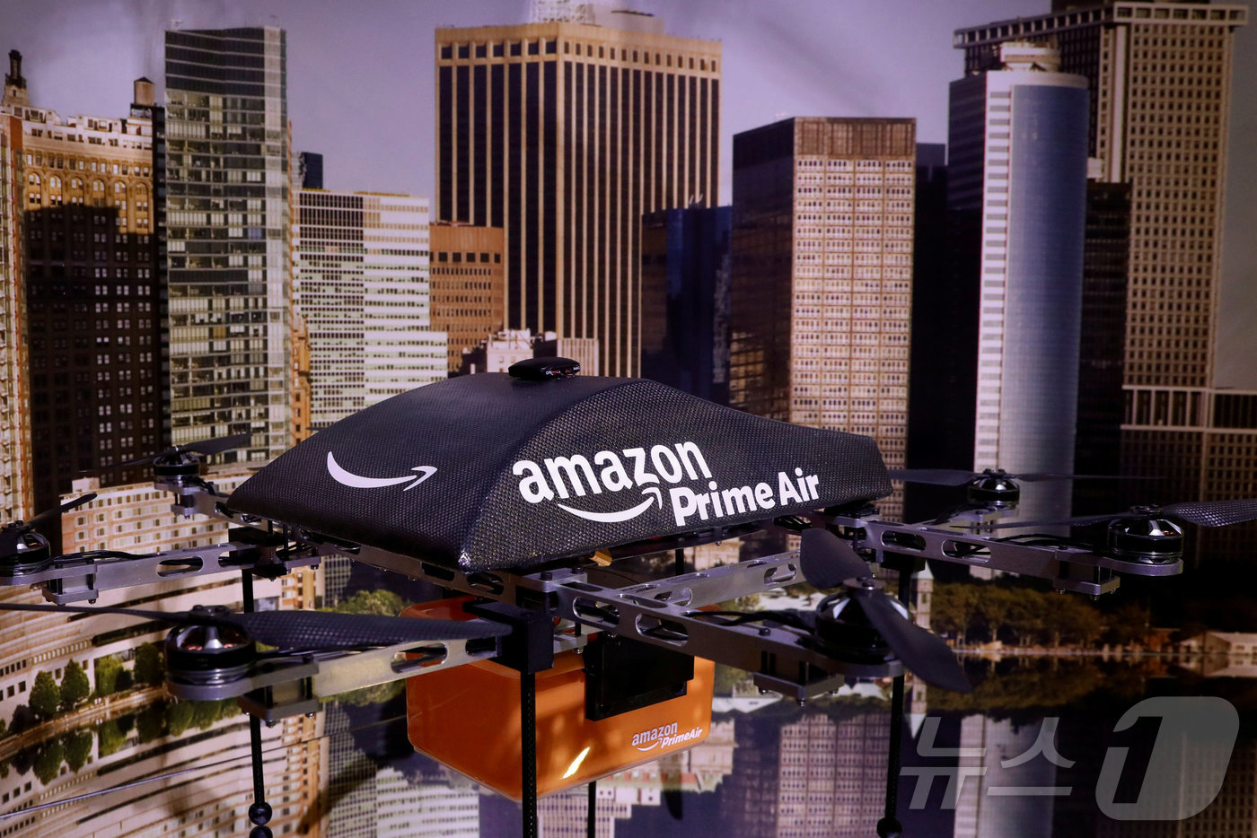 세계 최대 전자상거래 업체 아마존의 드론 배송 서비스 '프라임 에어'에 사용될 드론 모형이 2017년 5월 미국 뉴욕에서 열린 전시회에 모습을 드러냈다. 아마존은 2022년 12월 텍사스주(州) 칼리지스테이션에서 프라임 에어 시범 사업을 시작했다. 2017.05.09. ⓒ 로이터=뉴스1 ⓒ News1 김성식 기자