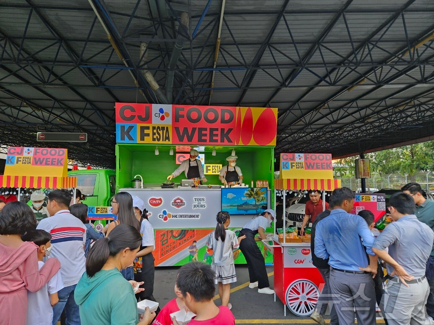 CJ그룹은 지난 10일부터 9월 1일까지 베트남에서 K컬처 축제 &#39;CJ K FESTA&#39;를 연다. 15일 호찌민 소재 메가마켓에서 열린 푸드트럭 행사 모습.ⓒ 뉴스1/김진희 기자.